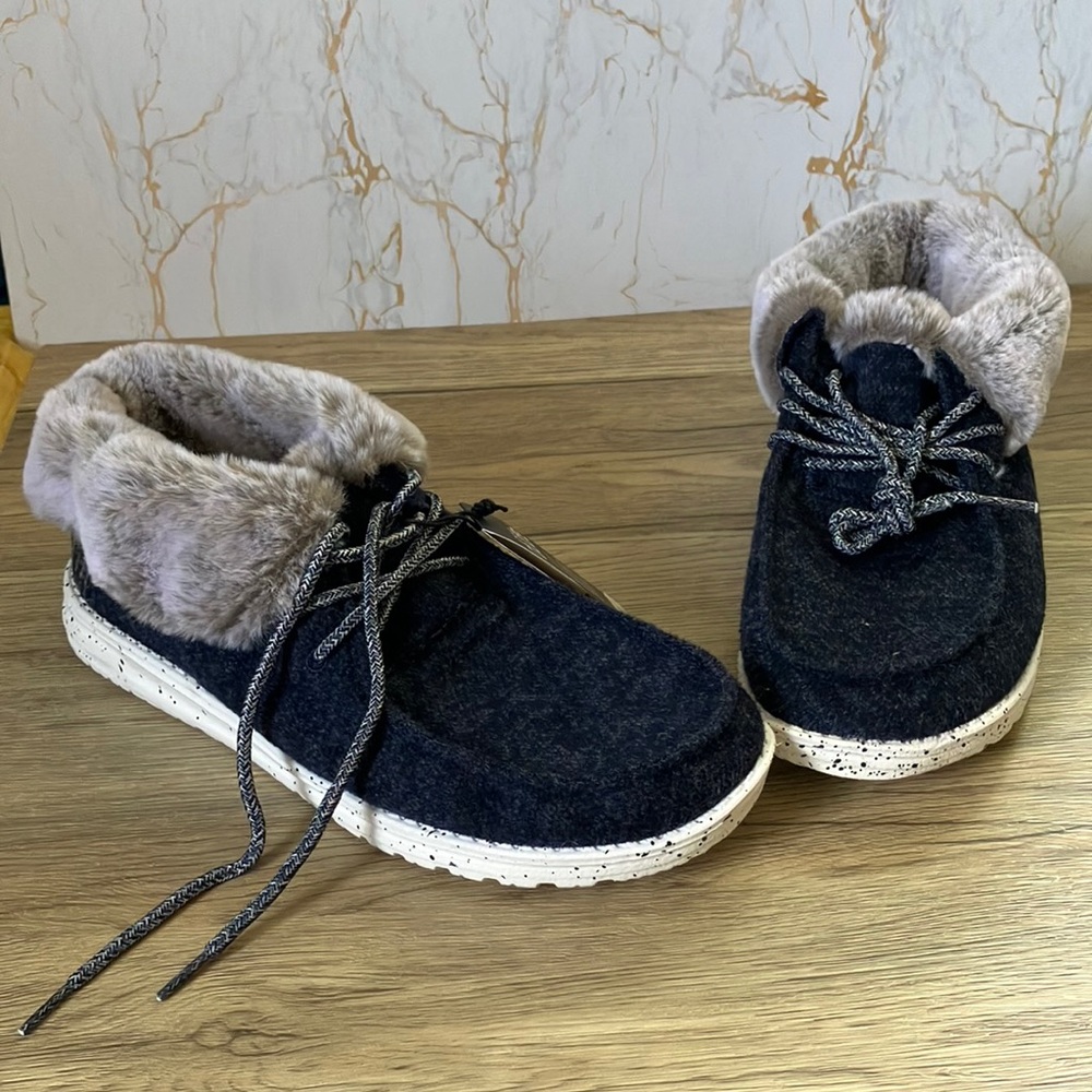 Hey Dude Britt Navy Blue new without box fur lined super soft women’s size 10